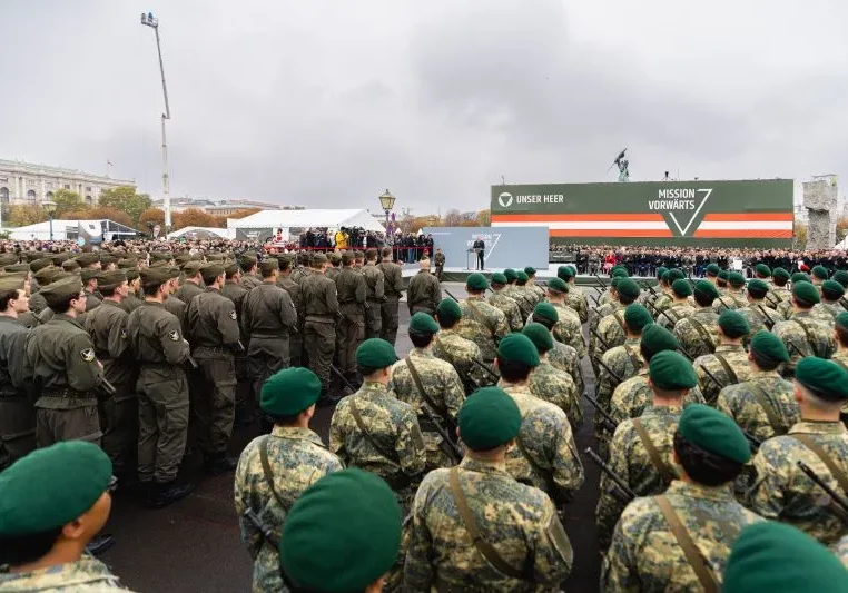 Für Grundwehrdiener steht eine längere Ausbildungszeit im Raum. Eine Kommission prüft die Verlängerung. Foto: BKA/Christopher Dunker