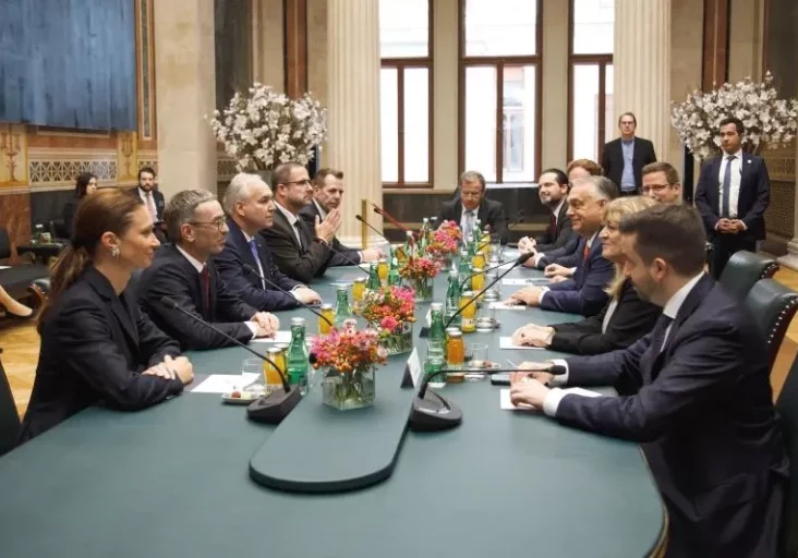 Der Präsident des Nationalrats, Walter Rosenkranz, hat Ungarns Premier Viktor Orbán im Parlament empfangen. Dabei fehlten die anderen Fraktionen und die Europafahne. ÖVP-Klubchef August Wöginger fordert von Rosenkranz nun, die Hintergründe offenzulegen, denn es geht auch um die Kosten. Bild: FPÖ-Obmann Herbert Kickl und führende FP-Funktionäre mit der Delegation Ungarns. Foto: Parlament / Armin Rastegar