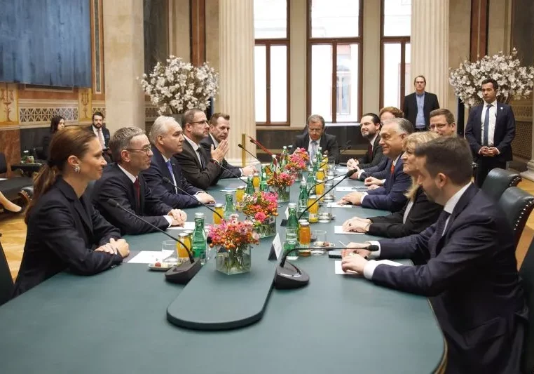 Der Präsident des Nationalrats, Walter Rosenkranz, hat Ungarns Premier Viktor Orbán im Parlament empfangen. Dabei fehlten die anderen Fraktionen und die Europafahne. ÖVP-Klubchef August Wöginger fordert von Rosenkranz nun, die Hintergründe offenzulegen, denn es geht auch um die Kosten. Bild: FPÖ-Obmann Herbert Kickl und führende FP-Funktionäre mit der Delegation Ungarns. Foto: Parlament / Armin Rastegar