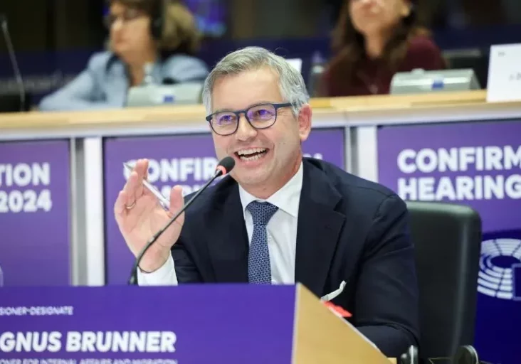 In Finance Friday, dem Podcast des Finanzministeriums, spricht Ressortchef Magnus über seine Anhörung vor dem Europäischen Parlament und über die Verteilung der finanziellen Mittel auf die Bundesländer. Foto: EP