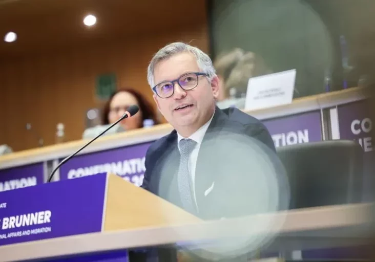 Migrations-Kommissar Magnus Brunner ziehen zwei Punkte des Migrations- und Asylpaktes vor, um Asylverfahren in EU-Mitgliedstaaten zu beschleunigen. Foto: EU