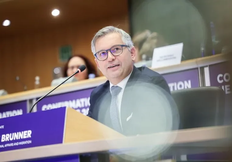 Migrations-Kommissar Magnus Brunner ziehen zwei Punkte des Migrations- und Asylpaktes vor, um Asylverfahren in EU-Mitgliedstaaten zu beschleunigen. Foto: EU