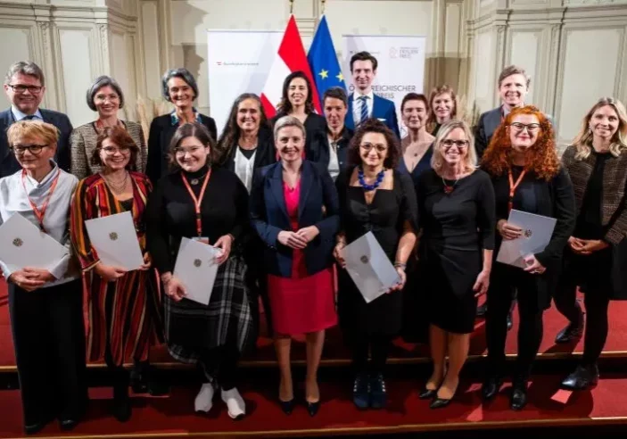 Zwölf Frauen wurden diese Woche mit dem Grete Rehor- oder dem Käthe Leichter-Preis für ihre jeweiligen außerordentlichen Leistungen ausgezeichnet. Deren Berufs- und Lebensweg sei Vorbild und Role Model für Mädchen und Frauen, sagten Ministerin Susanne Raab und Minister Martin Polaschek. Fotos: Christopher Dunker