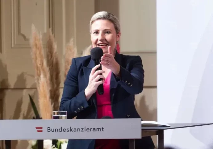 Die Arbeit für Frauen geht weiter, auch nach den Tagen Orange the World und Maßnahmen gegen Gewalt an Frauen: Frauenministerin Susanne Raab. Foto: Regina Aigner
