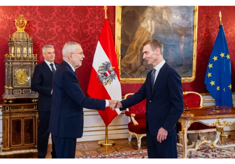 Als neuer Finanzminister angelobt: Gunter Mayr mit Bundeskanzler Karl Nehammer bei Bundespräsident Alexander Van der Bellen. Foto: Carina Karlovits / HBF