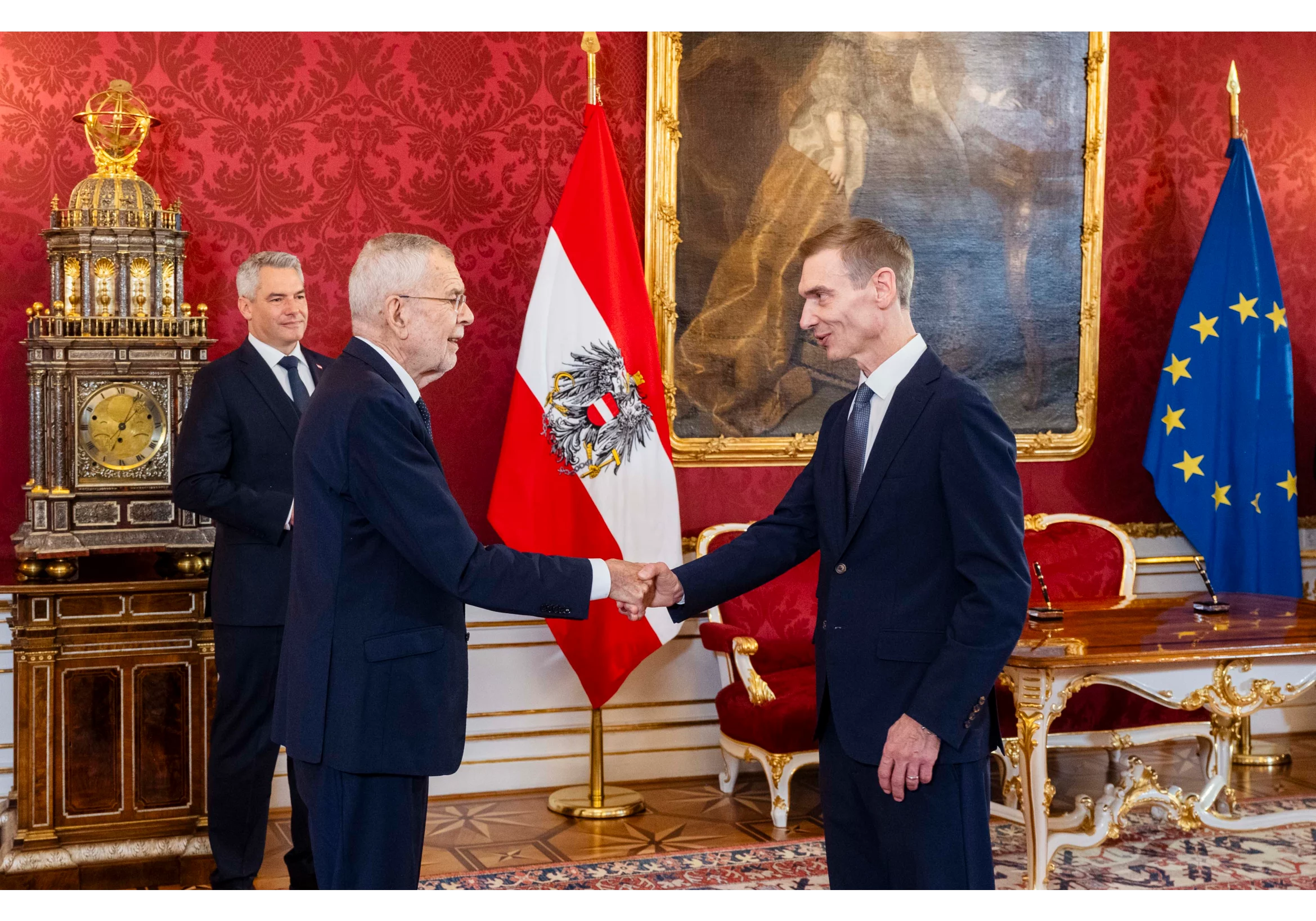 Als neuer Finanzminister angelobt: Gunter Mayr mit Bundeskanzler Karl Nehammer bei Bundespräsident Alexander Van der Bellen. Foto: Carina Karlovits / HBF