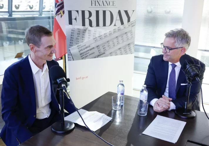In Finance Friday erläutert Finanzminister Gunther Mayr die Situation des Budgets und was es mit dem Referenzpfad auf sich hat. Foto: BKA / Regina Aigner