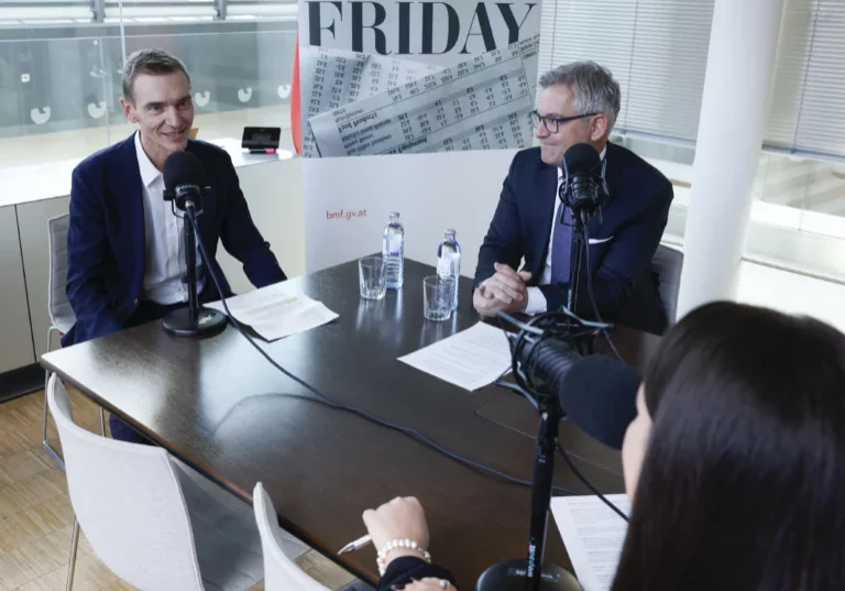 Gunter Mayr (l.) übernahm von Vorgänger Magnus Brunner die Information der Öffentlichkeit aus erster Hand via den Podcast Finance Friday. Foto: Bka/Regina Aigner