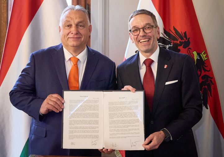 Herbert Kickl vereinbarte 2024 mit Ungarns damaligem Premier Viktor Orbán die – staatlich und rechtlich völlig bedeutungslose – „Wiener Erklärung“. Mit der Niederlage Orbans bei Ungarns Parlamentswahl ist deren „Allianz der Patrioten“ abgewählt. Foto: fpoe.at, 2024
