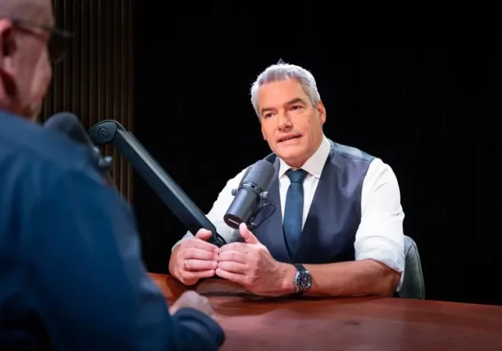 "Karl, wie geht's?" ist der neue Podcast mit Bundeskanzler Karl Nehammer. Die dritte Folge gilt den Erlebnissen und Gedanken zur Weihnachtszeit und den Verhandlungen von drei Parteien zur Bildung einer neuen Bundesregierung. Foto: Bka