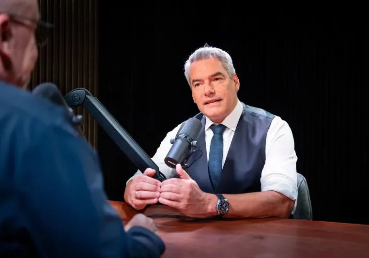 "Karl, wie geht's?" ist der neue Podcast mit Bundeskanzler Karl Nehammer. Die dritte Folge gilt den Erlebnissen und Gedanken zur Weihnachtszeit und den Verhandlungen von drei Parteien zur Bildung einer neuen Bundesregierung. Foto: Bka