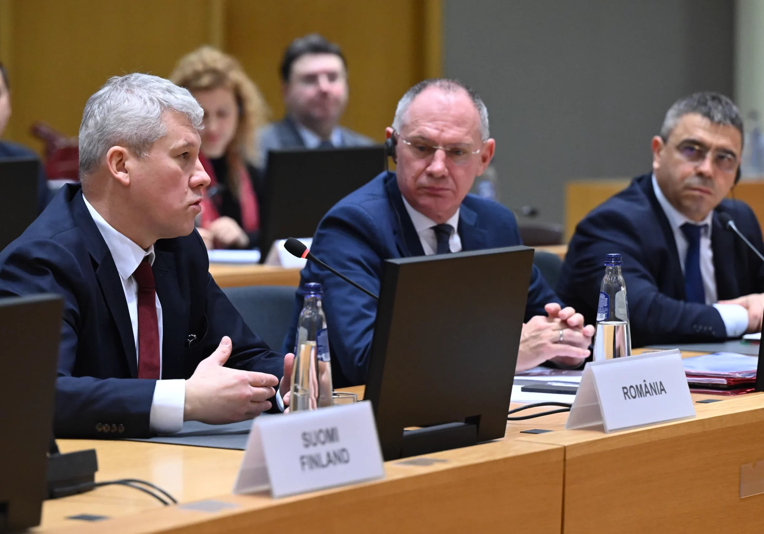 Österreich zwischen Rumänien und Bulgarien: Karner mit Rssortkollegen Marian Catalin Prediou (Rumänien, l.) und Atanas Ilkov (Bulgarien). Foto: EU