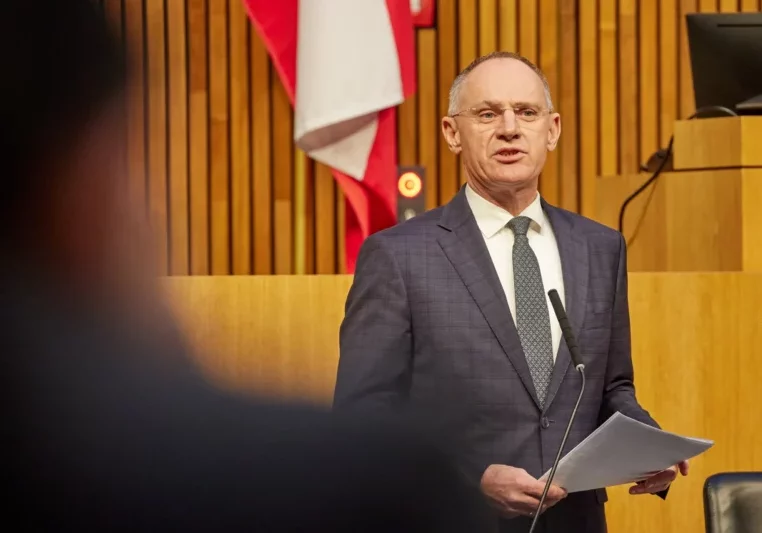 Die Asylzahlen gehen erneut zurück. Innenminister Karner will diesen Kurs weiter fortsetzen. Foto: Parlamentsdirektion/Thomas Topf
