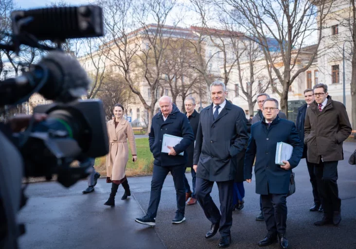 Die Verhandlungen gehen in eine entscheidende Phase: Das Team der Volkspartei auf dem Weg zu weiteren Parteiengesprächen über eine neue Bundesregierung: Christian Stocker, Karl Nehammer, August Wöginger, Harald Mahrer und (verdeckt) Claudia Plakolm in Wien zwischen Parlament und Palais Epstein. Foto: THR