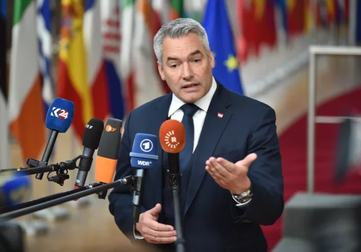 Die Behörden müssen prüfen, ob in Syrien nach dem Sturz der Diktatur noch ein Asylgrund vorliegt, sagte Kanzler Nehammer. Das "ist gesetzlich vorgesehen und ein geordneter Prozess". Foto: EU