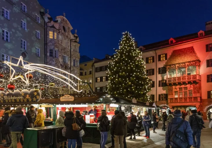Das Team von Zur-Sache wünscht frohe Weihnachten. Im Bild: Der Christbaum vor dem Goldenen Dachl in Innsbruck. Foto: Imago