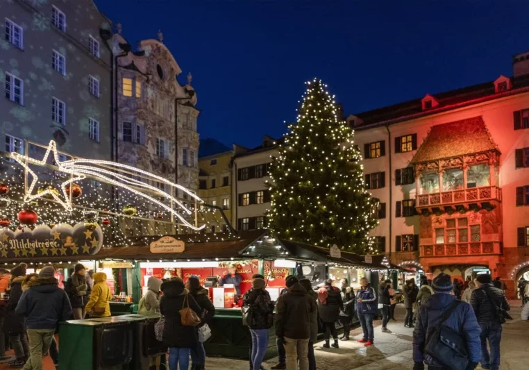 Das Team von Zur-Sache wünscht frohe Weihnachten. Im Bild: Der Christbaum vor dem Goldenen Dachl in Innsbruck. Foto: Imago