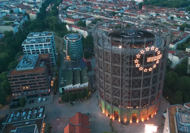 Europa setzt auf digitale Souveränität: In Berlin tagt ein Gipfel zum Thema, an dem Staatssekretär Alexander Pröll als Initiator teilnimmt. Getagt wird im Modellquartier für die klimaneutrale, ressourcenschonende und intelligente Stadt von morgenm (EUREF). Foto: Seit dem Erwerb des Geländes im Jahr 2008 entwickelte die EUREF AG das Stadtquartier rund um den Gasometer zu einem Reallabor der Energiewende. Foto: EUREF / Marco Doepke