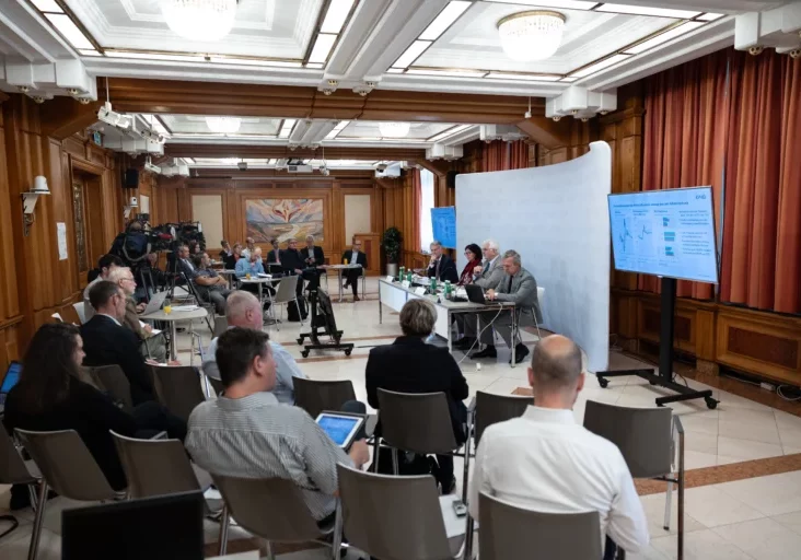 Die Wirtschaft wird 2025 wachsen, aber geringer als erwartet, prognostiziert die Nationalbank. Das Direktorium (Bild von Juni 2024) präsentierte im Dezember einen überarbeiteten Ausblick. Foto: OeNB