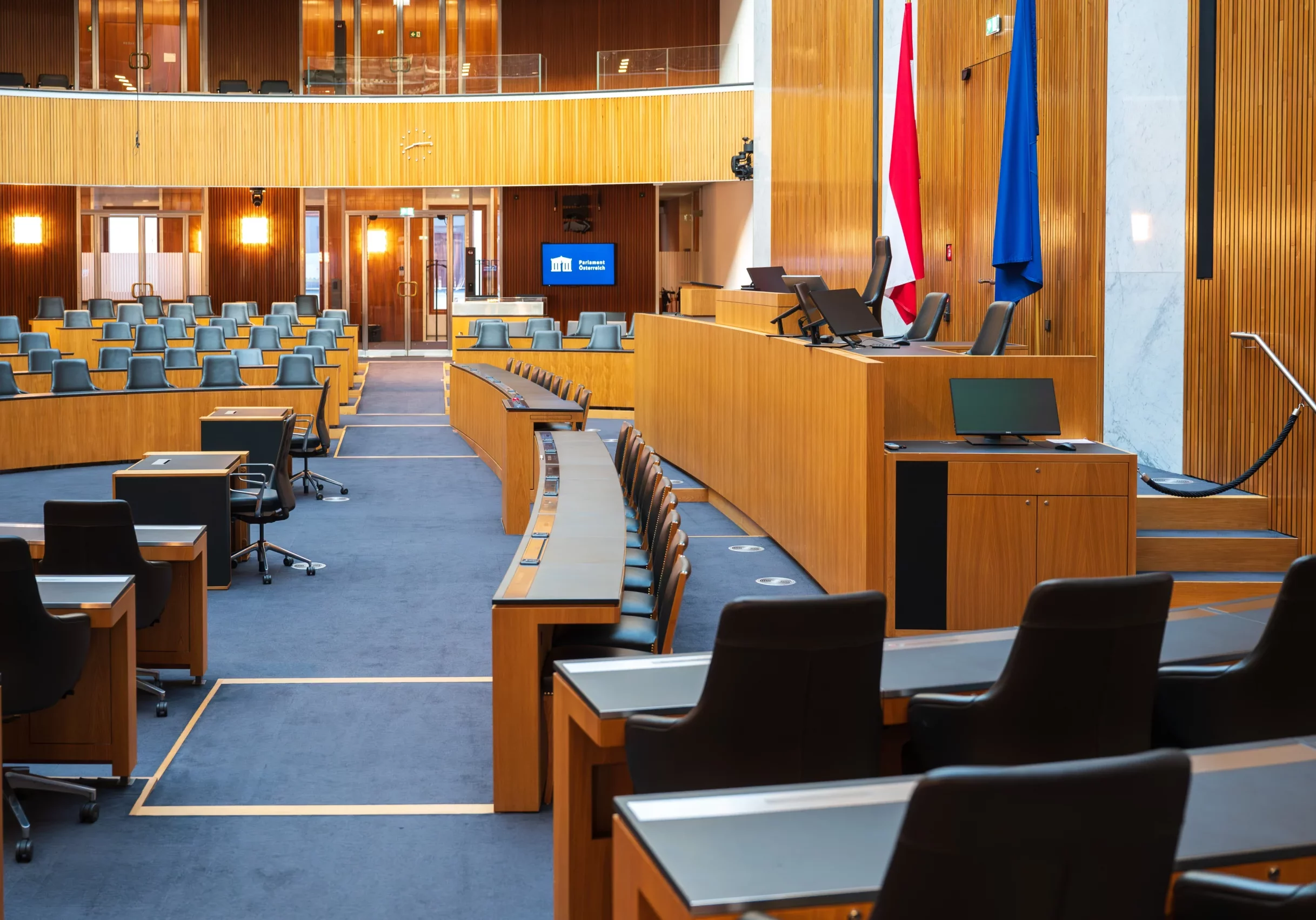 21 Stühle sind vorbereitet: Genau 14 Minister und Ministerinnen und sieben Staatsekretärinnen und -sekretäre werden am Freitag, 7. März in der Sondersitzung des Nationalrates als erste Dreier-Koalition auf der Regierungsbank im Plenarsaal im Parlament in Wien ihre Plätze einnehmen. Da die ÖVP-Regierungsmitglieder ihre Mandate zurücklegen, rücken einige Abgeordnete nach, bewährte und neue politische Persönlichkeiten. Foto: Parlament / Michael Buchner
