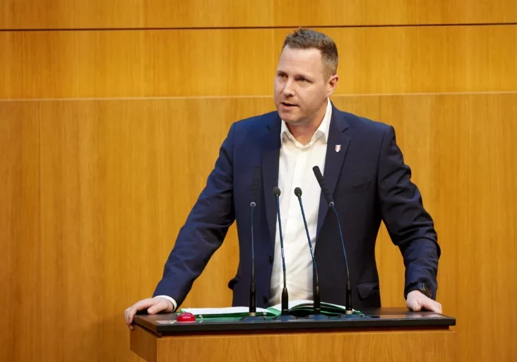 Ein Schuss, der nach hinten losging. FPÖ-General Schnedlitz stellt nach Ansicht von ÖVP-Gneral Marchetti mit seiner Kritik den eigenen steirischen Landeshauptmann bloß. Foto: Parlamentsdirektion/Thomas Topf