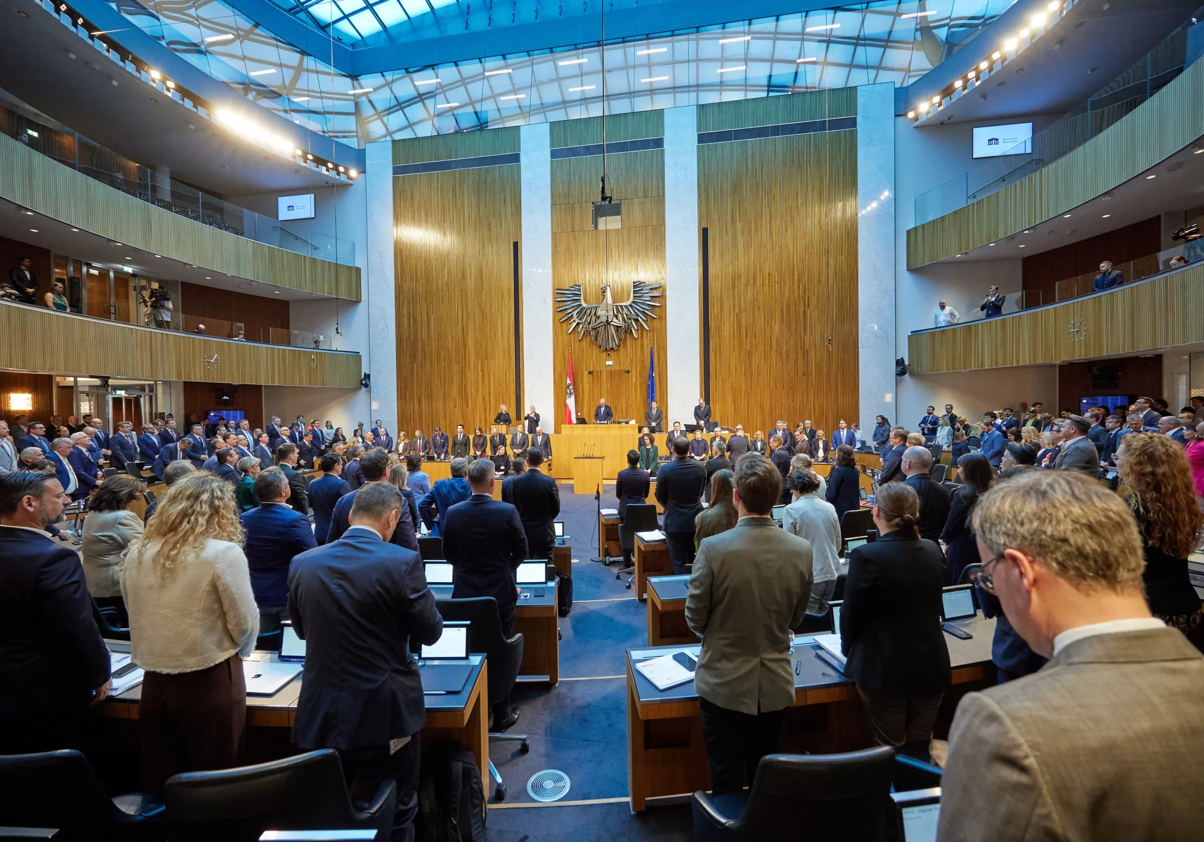Gedenken an die Tragödie von Graz: Die Bundesregierung präsentierte vor dem Nationalrat die ersten geplanten, insgesamt umfassenden Maßnahmen nach dem Amoklauf von Graz. Alle Fotos: Parlament / Thomas Topf