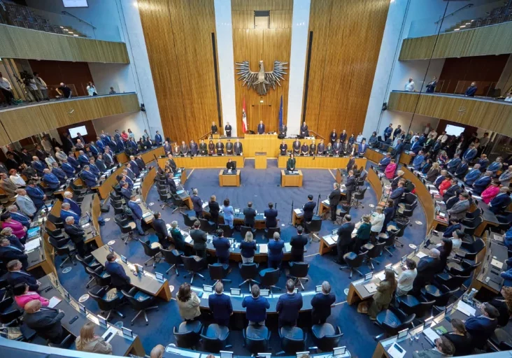Die Bundespolitik steht vor der dritten Nulllohnrunde: Ein Antrag der Koalitionspartner wurde im Verfassungsausschuss des Nationalrats (Bild) diese Woche einstimmig angenommen. Foto: Parlament / Thomas Topf