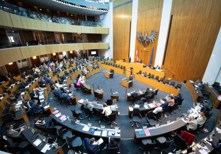 Eheverbote und Bilderverbote zum Schutz von Frauen beschloss der Nationalrat in Juli-Plenum. Foto: Ulrike Wieser