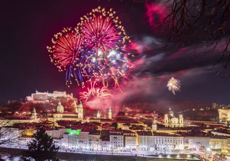 Das neue Jahr 2025 wurde mit Feuerwerken begrüßt, im Bild jenes der Stadt Salzburg mit der Festung Hohensalzburg im Hintergrund. Das politische Jahr beginnt mit weiteren Koalitionsverhandlungen und mit wirksamen Verbesserungen für Familien und Haushalte. Foto: Imago