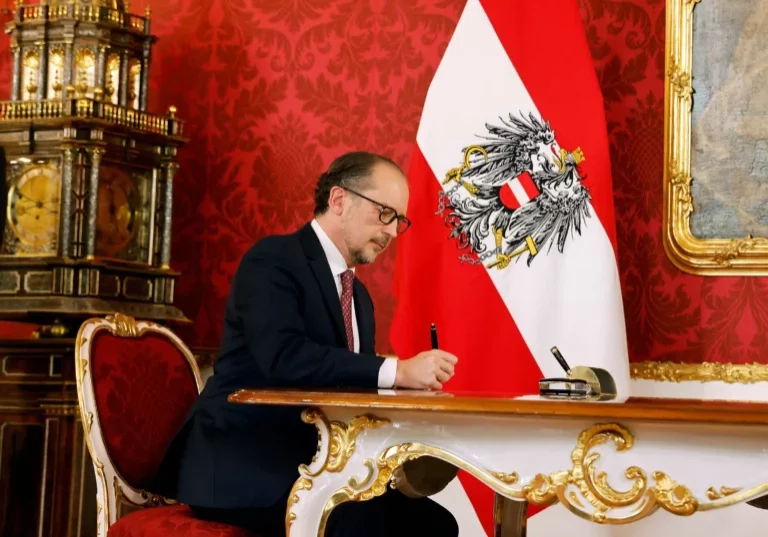 Außenminister Alexander Schallenberg übernimmt die Agenden Bundeskanzlers, wird am Freitag ein zweites Mal als Übergangs-Kanzler angelobt (Bild: Angelobung als Kanzler am 11. Oktober 2021). Foto: Bka / Dragan Tatic
