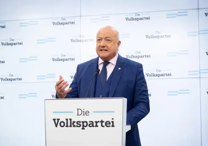 Bundeskanzler Christian Stocker hat in seiner damaligen Funktion als Generalsekretär der ÖVP die Obergrenze der Wahlkampfkosten korrekt eingehalten, sogar unterschritten. Dies bestätigte nun der der Rechnungshof. Foto: ÖVP