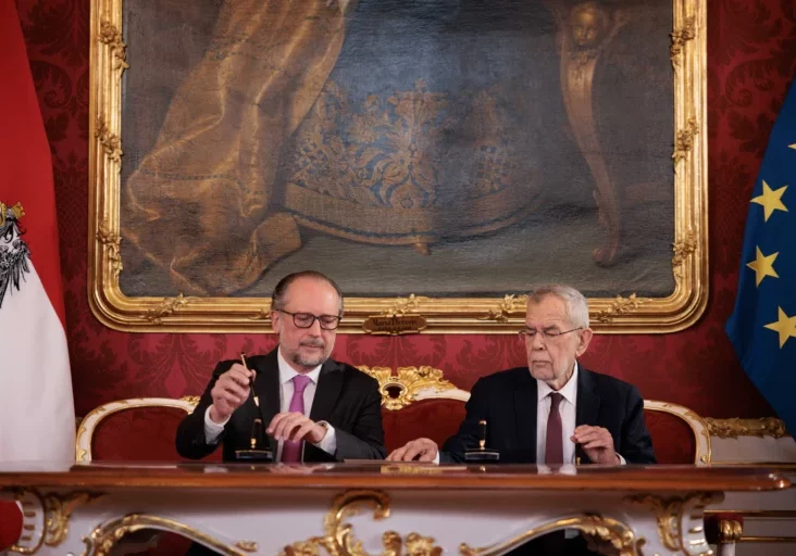 Alexander Schallenberg unterzeichnet die Bestallungsurkunde und übt nach Angelobung durch Bundespräsident Alexander Van der Bellen die Funktion des Bundeskanzlers der provisorischen Bundesregierung bis zur Angelobung der nächsten aus. Fotos: Peter Lechner/HBF