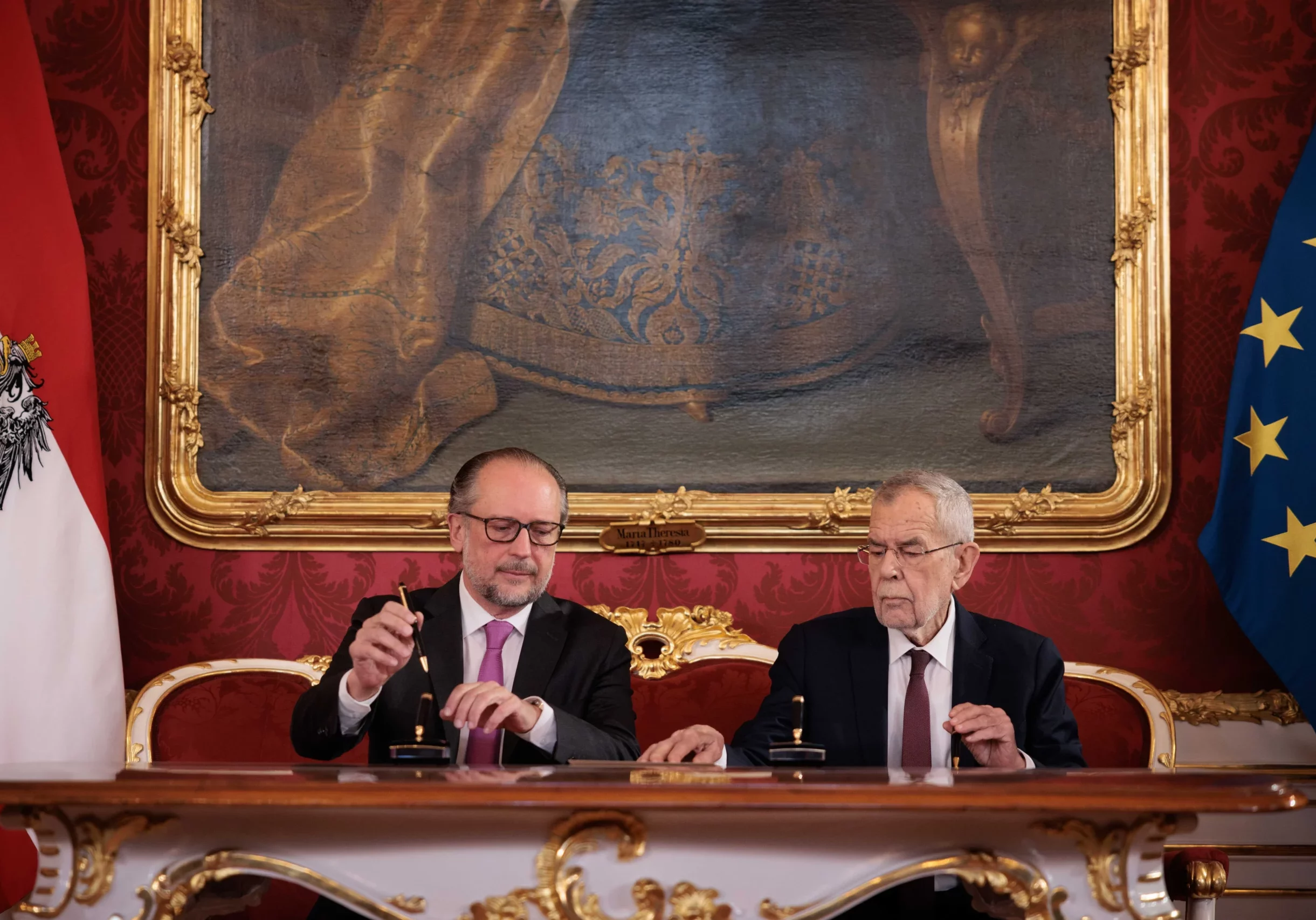 Alexander Schallenberg unterzeichnet die Bestallungsurkunde und übt nach Angelobung durch Bundespräsident Alexander Van der Bellen die Funktion des Bundeskanzlers der provisorischen Bundesregierung bis zur Angelobung der nächsten aus. Fotos: Peter Lechner/HBF