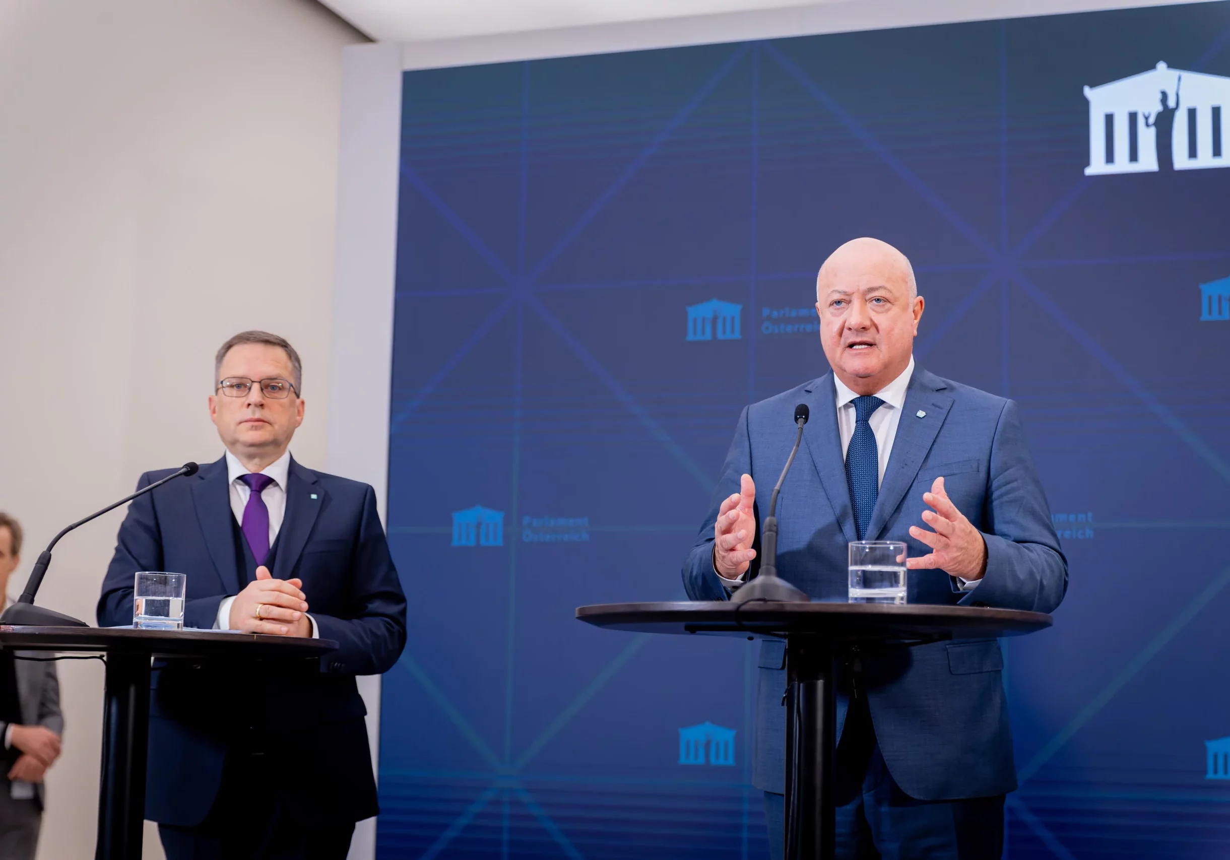Die ÖVP legt Grundlinien fest, die für jede Bundesregierung gelten, unabängig von Parteien und Ideologien: Demokratie, Rechtsstaat, Bekenntnis zur EU und zur Stärke des Rechts. Bundesparteiobmann Christian Stocker und Klubobmann August Wöginger verhandeln federführend für die ÖVP über eine mögliche nächste Koalitionsregierung. Foto: ÖVP