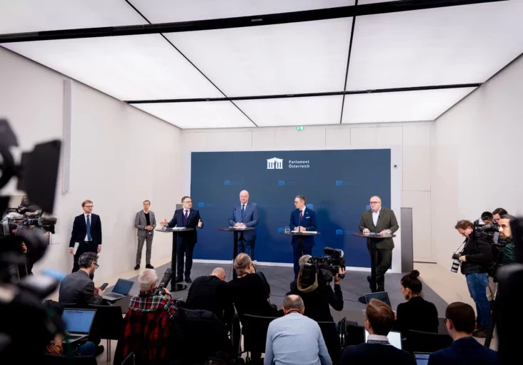 Klubobmann August Wöginger und Parteiobmann Christian Stocker (ÖVP) präsentierten zum Wochenbeginn die Grundsatzentscheidung über den Sparkurs mit FPÖ-Obmann Herbert Kickl und dessen Wirtschaftsexperten Arnold Schiefer (v.l.n.r.). Nun liegt das Stabilitätspaket vor, das eine Ausgabenbremse bedeutet Foto: THR
