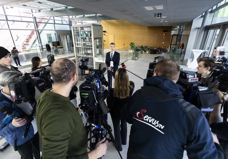 Finanzminister Gunter Mayr erläutert den Budgetkurs der Öffentlichkeit (Bild, im Jänner 2025) und vor wenigen Tagen den Mitgliedern des EU-Unterausschusses des Nationalrates. Bild: Christoph Dunker