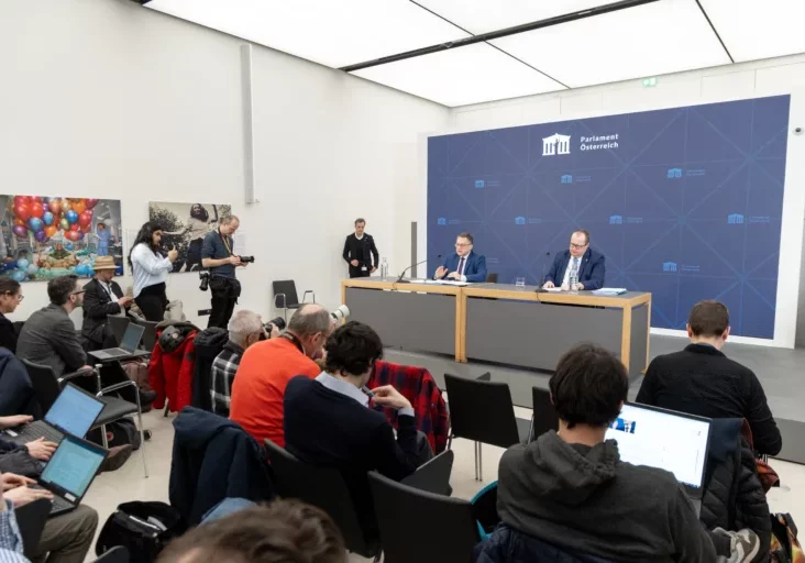 August Wöginger, geschäftsführender Klubobmann und Sozialsprecher der ÖVP, präsentiert und argumentiert das Stabilitätspaket für Österreich, gemeinsam mit FPÖ-Abg. Hubert Fuchs. Fotos: DEAK