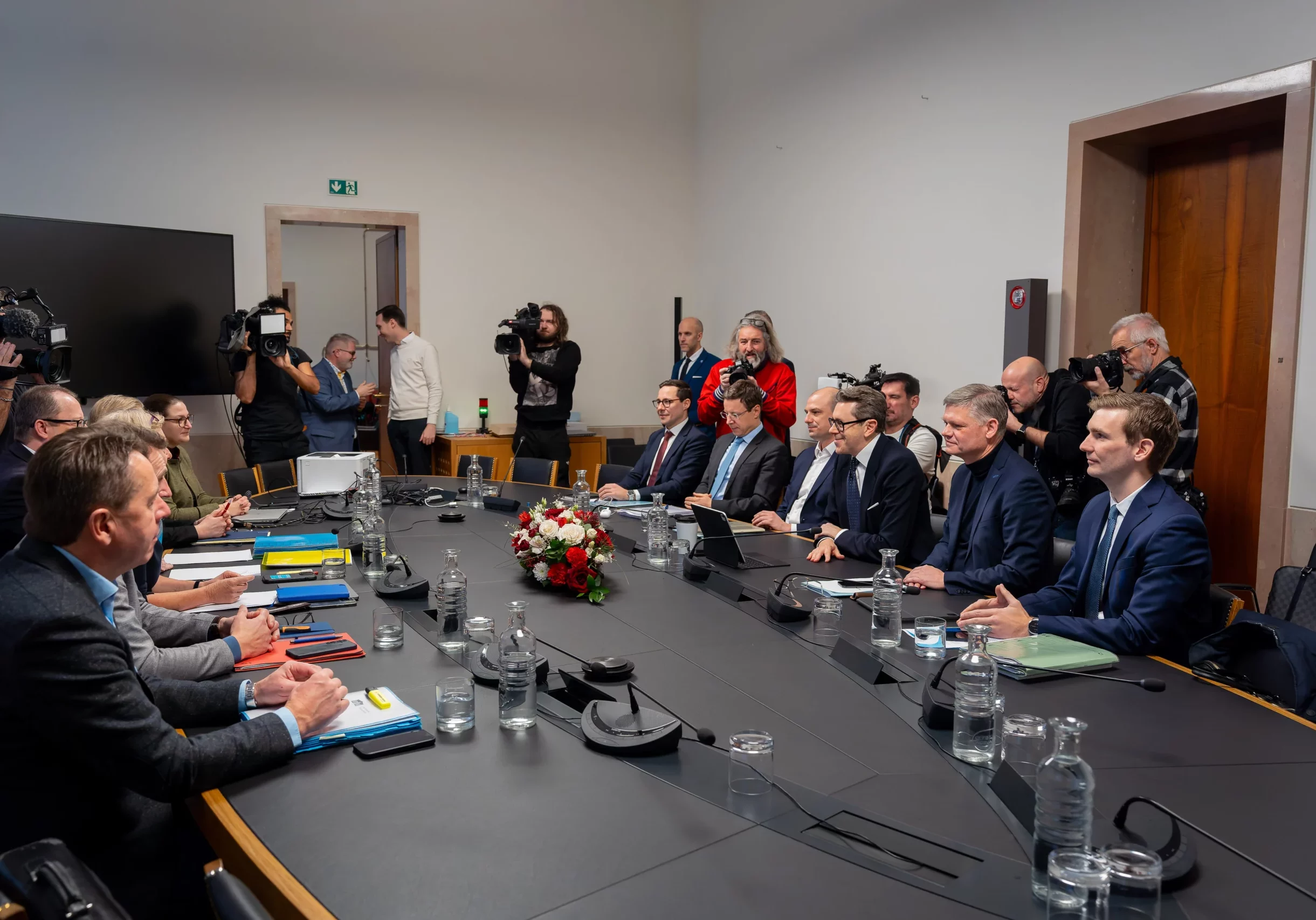 Die Koalitions-Verhandlungen zu Finanzen und Steuern wurden am Donnerstag im Parlament unter Vorsitz von WKO-Präsident Harald Mahrer (recht, Mitte) geführt. Foto: THR