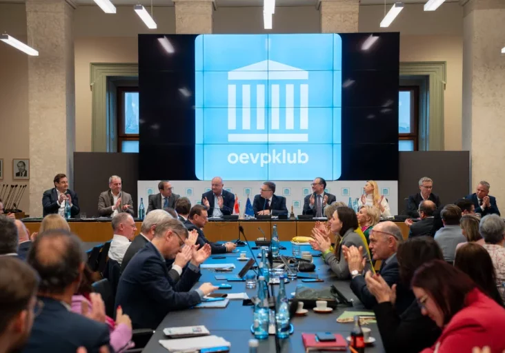 Der Parlamentsklub der ÖVP wählte den geschäftsführenden Klubobmann und Sozialsprecher, Abg. August Wöginger, erneut zum Klubobmann. Foto: THR