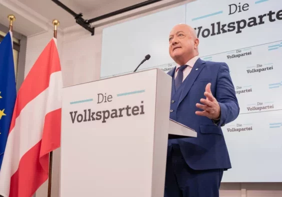 Christian Stocker, geschäftsführender Parteiobmann und Chefverhandler der ÖVP, erklärt die in FPÖ-Obmann Herbert Kickl liegenden Gründe für das Scheitern der Gespräche zur Bildung einer möglichen Koalitionsregierung. Fotos: Imago / Steinsieck.ch
