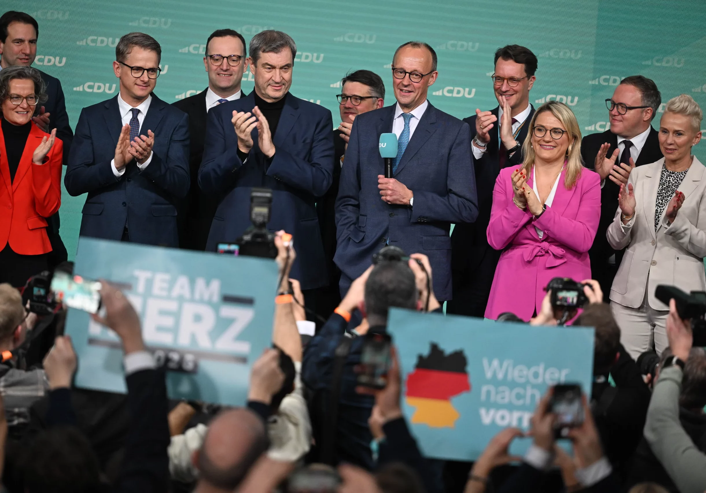 Überzeugender Wahlsieg der CDU unter Friedrich Merz und Wende in Deutschland: Ergebnis der Bundestagswahl am 23. Februar 2025. Bild: Friedrich Merz in Konrad-Adenauer-Haus in Berlin am Wahlabend. Foto: Imago / Retox Klar