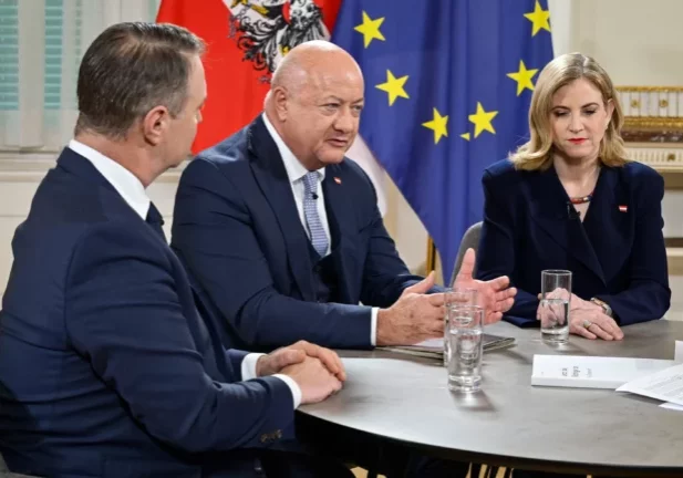 Die Dreier-Koalition tritt gemeinsam an, auch beim ORF-Interview mit Bundeskanzler Christian Stocker, Außenministerin Beate Meinl-Reisinger und Vizekanzler Andreas Babler. Foto: ORF