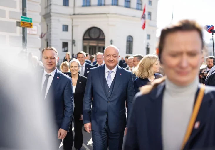 Im Interview nach der Angelobung erläutert Bundeskanzler Christian Stocker die Eckpunkte seiner Politik: Konsens finden, Sicherheit geben, Leistung fördern. Foto: Glaser / Die Volkspartei