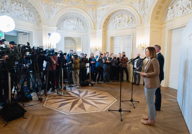 Der enorme Familiennachzug von Asylberechtigten überlastet das Gesundheits-, das Sozial- und das Bildungssystem: Ministerin Claudia Plakolm und Innenminister Gerhard Karner informierten diese Woche die Öffentlichkeit über Maßnahmen, die am Mittwoch im Ministerrat beschlossen werden sollen. Foto: Bka/Schrötter