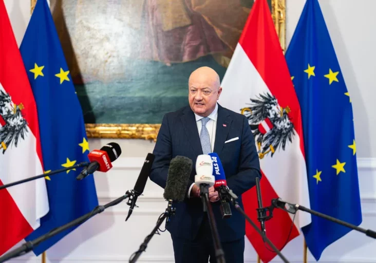 Bundeskanzler Christian Stocker in einem Mediengespräch zu den ersten zehn Tagen der neuen Koalitionsregierung: Bereits einiges auf den Weg gebracht, zu Mieten, Mittelstand, Asyl- und Budgetpolitik. Foto: Florian Schrötter