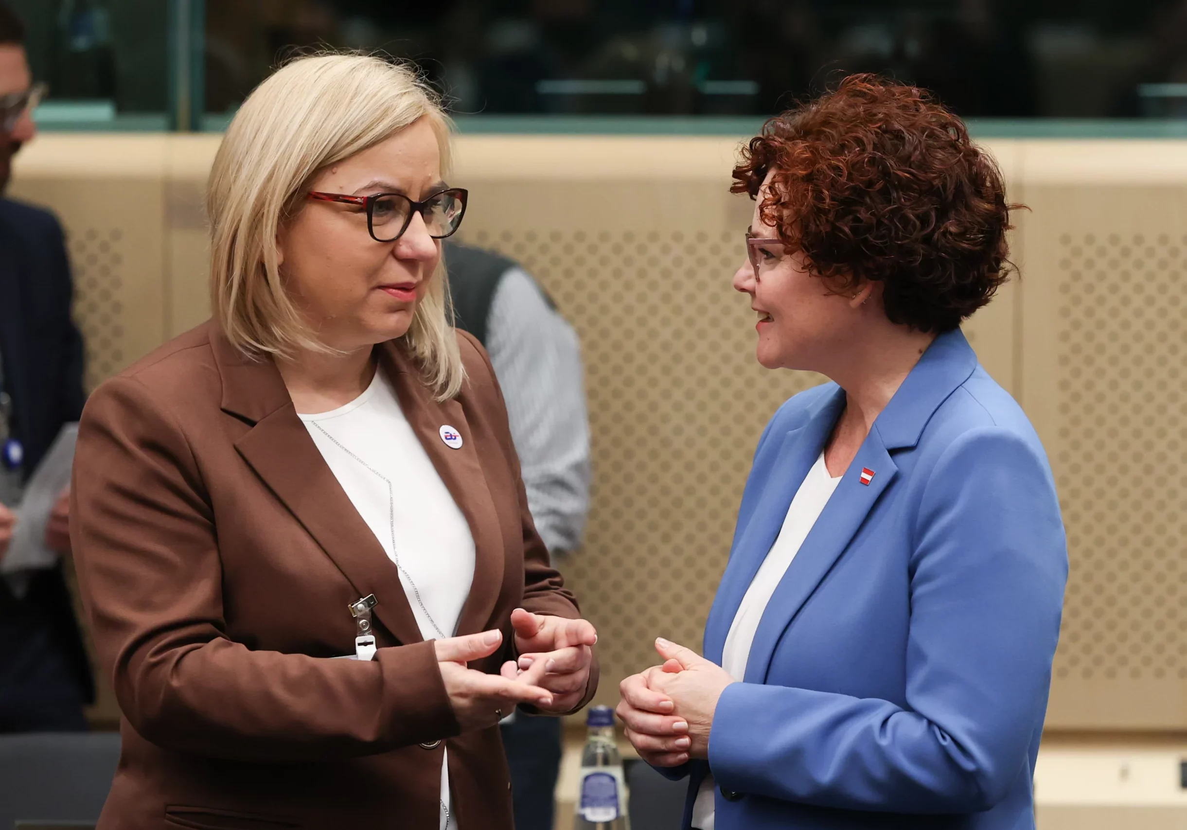 Elisabeth Zehetner im Gespräch mit der polnischen Ratsvorsitzenden und Ressortkollegin, Paulina Hennig-Kloska. Foto: EU