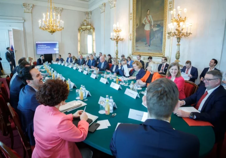 Die Sanierung des Staatshaushaltes ist für die Regierung eine gesamtstaatliche Aufgabe, also auch eine der Länder, Gemeinden und Sozialversicherungen. Foto: Bka / Wenzel