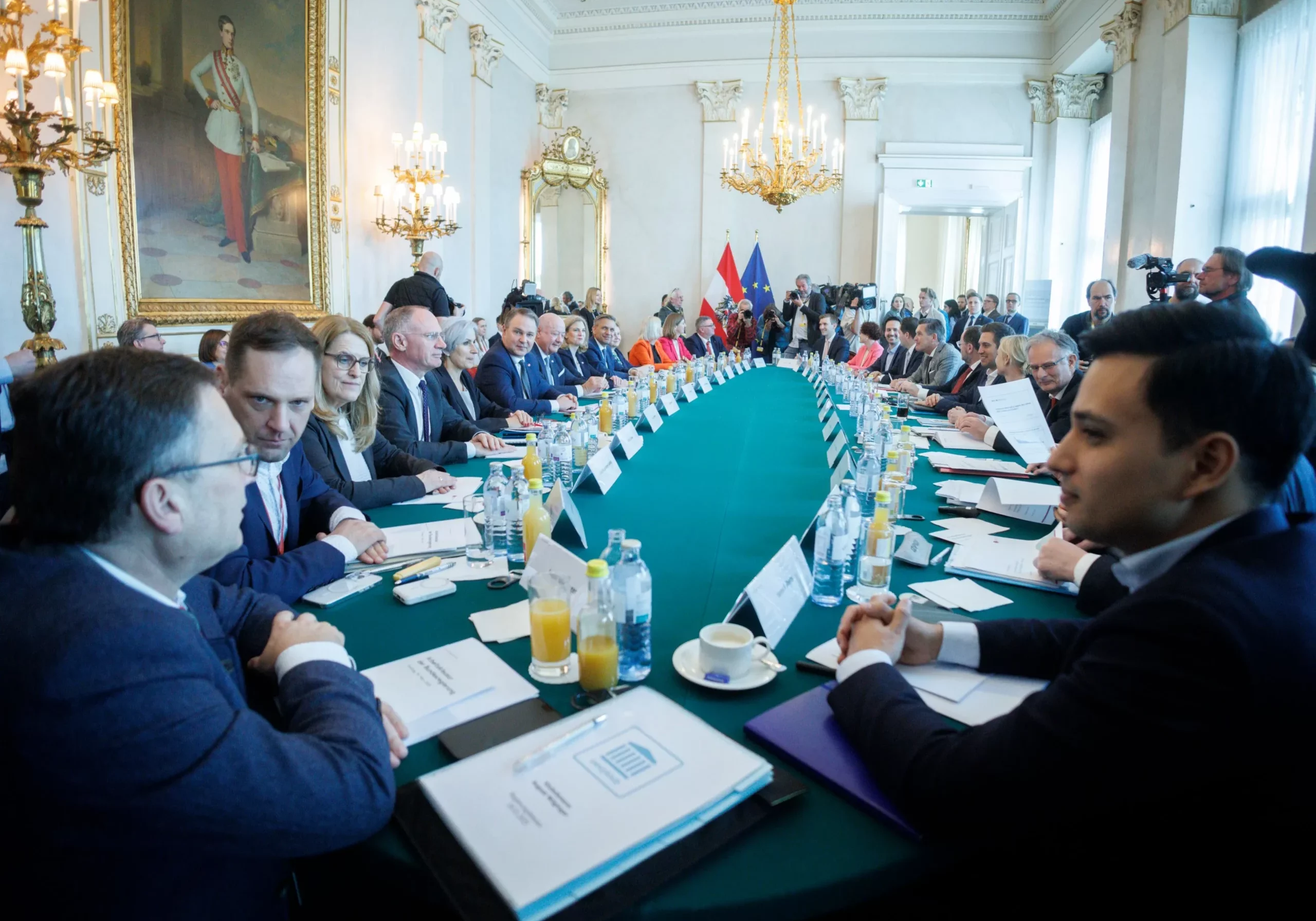 Die Maßnahmen wirken, denn die Inflation sinkt: Für ÖVP-Klubobmann August Wöginger ist der Regierungskurs 2-1-0 bestätigt (im Bild der Klubchef links bei der Regierungsklausur 2025). Foto: Andy Wenzel