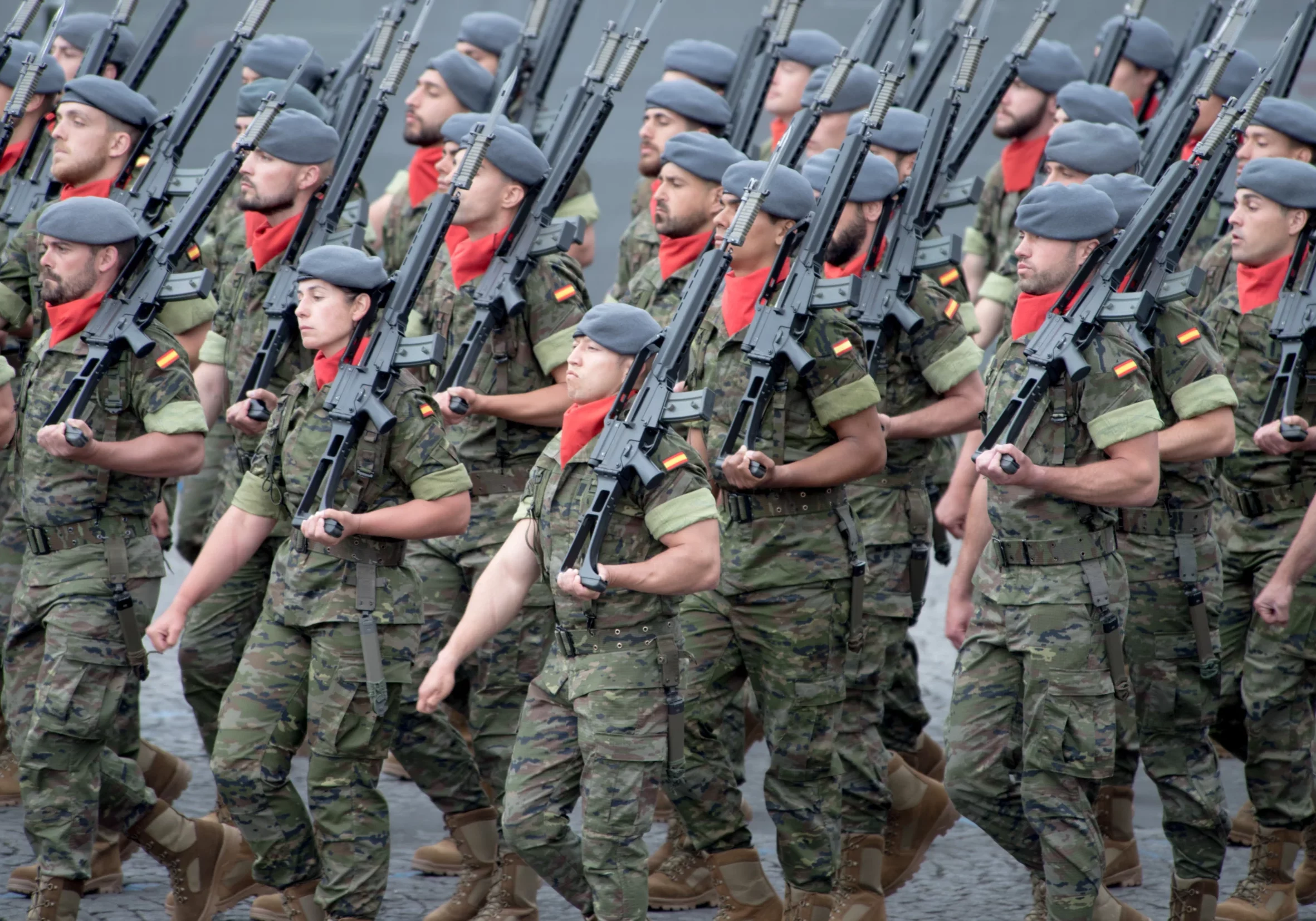 Europa arbeitet an einer koordinierten Verteidigung und gemeinsamen Beschaffung (Bild: Parade in Paris). Das neue Weißbuch und der Europäische Rat befassen sich mit Rüstung und Unterstützung der Ukraine. Foto: EU/