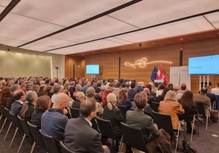 Der ÖVP-Parlamentsklub und Campus Tivoli luden zu einem von Abg. Gudrun Kugler moderierten Abend zu Ehren des Arztes Viktor Frankl. Aus den Beiträgen der Teilnehmer formulierte ÖVP-Abg. Gudrung Kugler einige Thesen zu Sinn und Verantwortung in der Politik. Foto: Gudrun Kugler